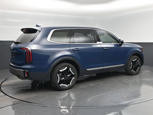 Certified 2024 Kia Telluride EX w/ EX Captain's Chair Package FWD image 3