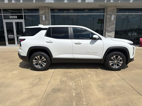 Used 2025 Chevrolet Equinox LT FWD image 3