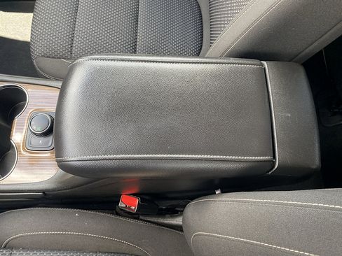 Used 2023 GMC Acadia SLE FWD image 25