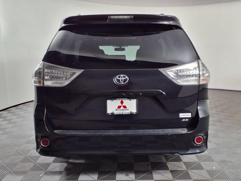 Used 2017 Toyota Sienna SE Premium FWD image 6