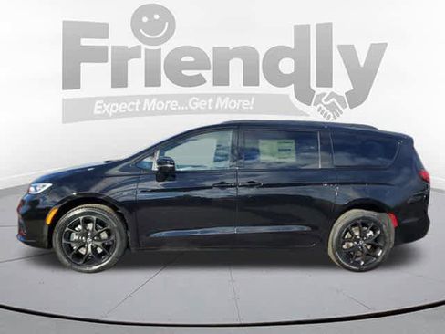 New 2026 Chrysler Pacifica Limited w/ S Appearance Package image 2