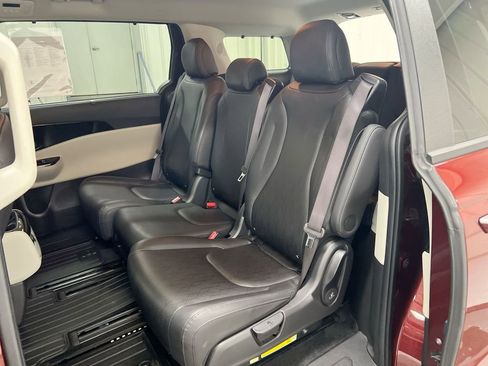 Used 2024 Kia Carnival EX FWD image 18
