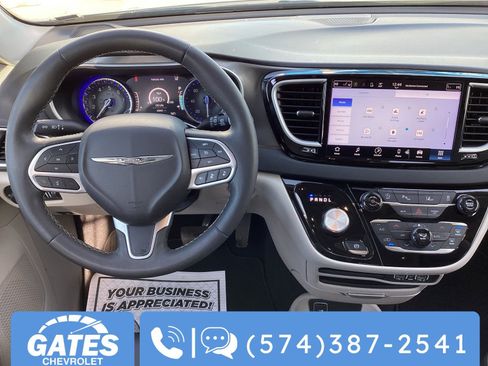 Used 2024 Chrysler Pacifica Touring-L image 23