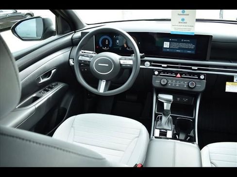 Certified 2025 Hyundai Santa Cruz SE FWD image 4