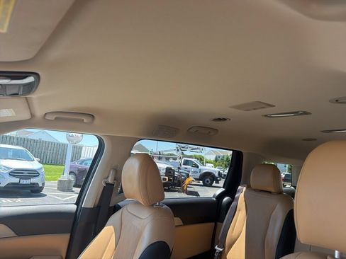 Used 2024 Kia Carnival LX FWD image 29
