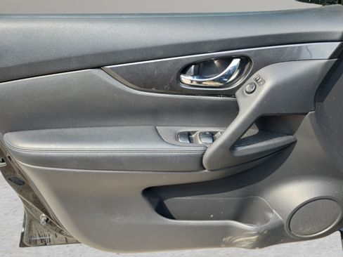 Used 2018 Nissan Rogue SV AWD/4WD image 16