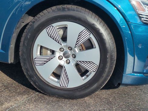 Used 2019 Audi e-tron Prestige w/ Prestige Package image 9