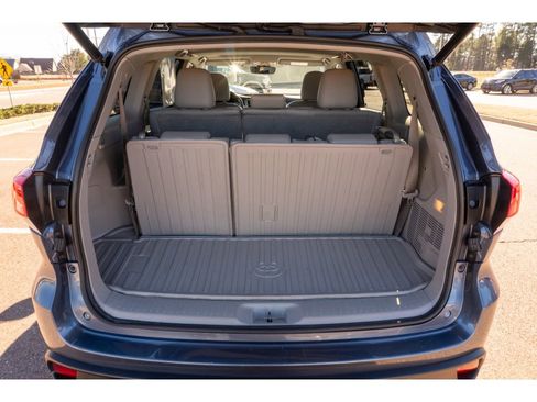 Used 2019 Toyota Highlander XLE image 16