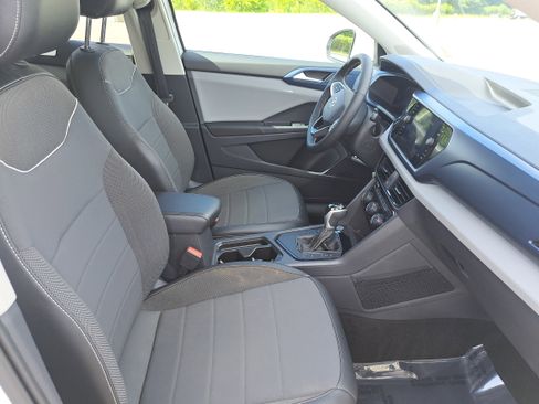 Used 2023 Volkswagen Taos SE w/ Panoramic Sunroof Package FWD image 10