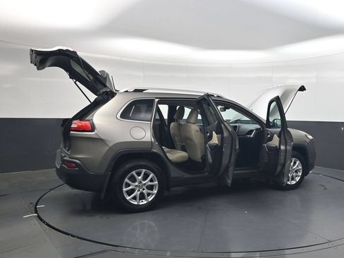 Used 2018 Jeep Cherokee Latitude w/ Cold Weather Group AWD/4WD image 47