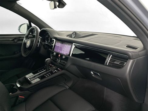 Certified 2025 Porsche Macan image 30