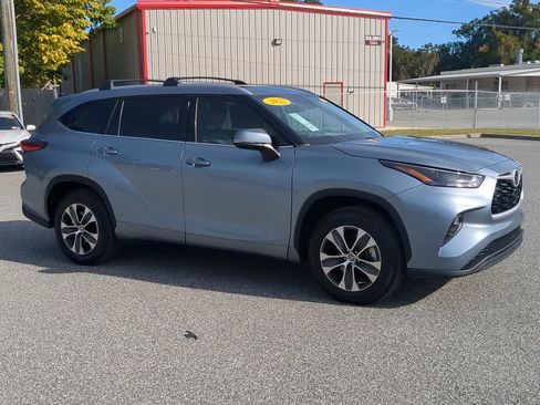 Used 2022 Toyota Highlander XLE image 11