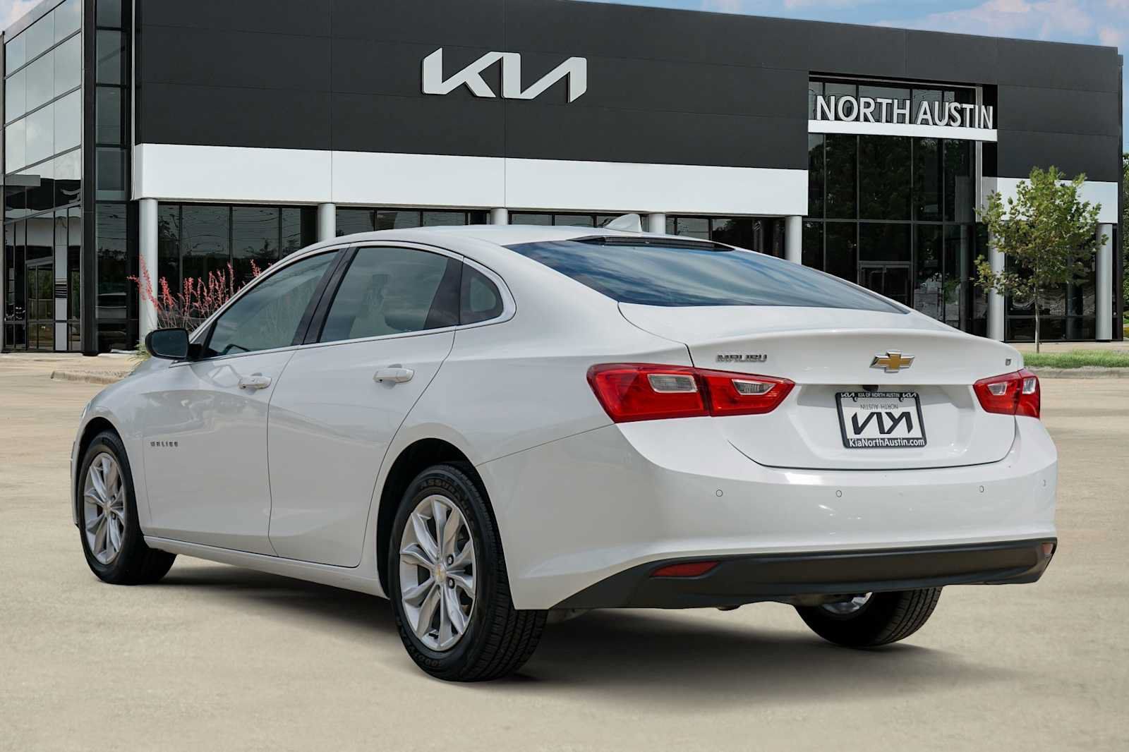 Used 2025 Chevrolet Malibu LT FWD image 4