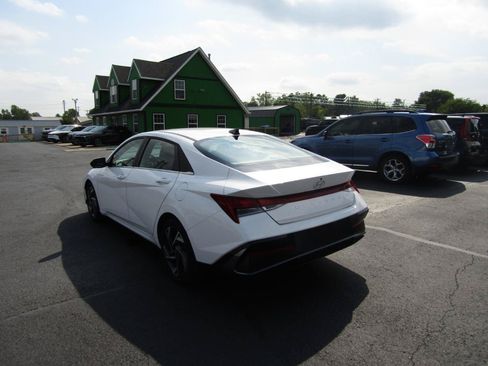Used 2024 Hyundai Elantra SEL w/ Convenience Package FWD image 5