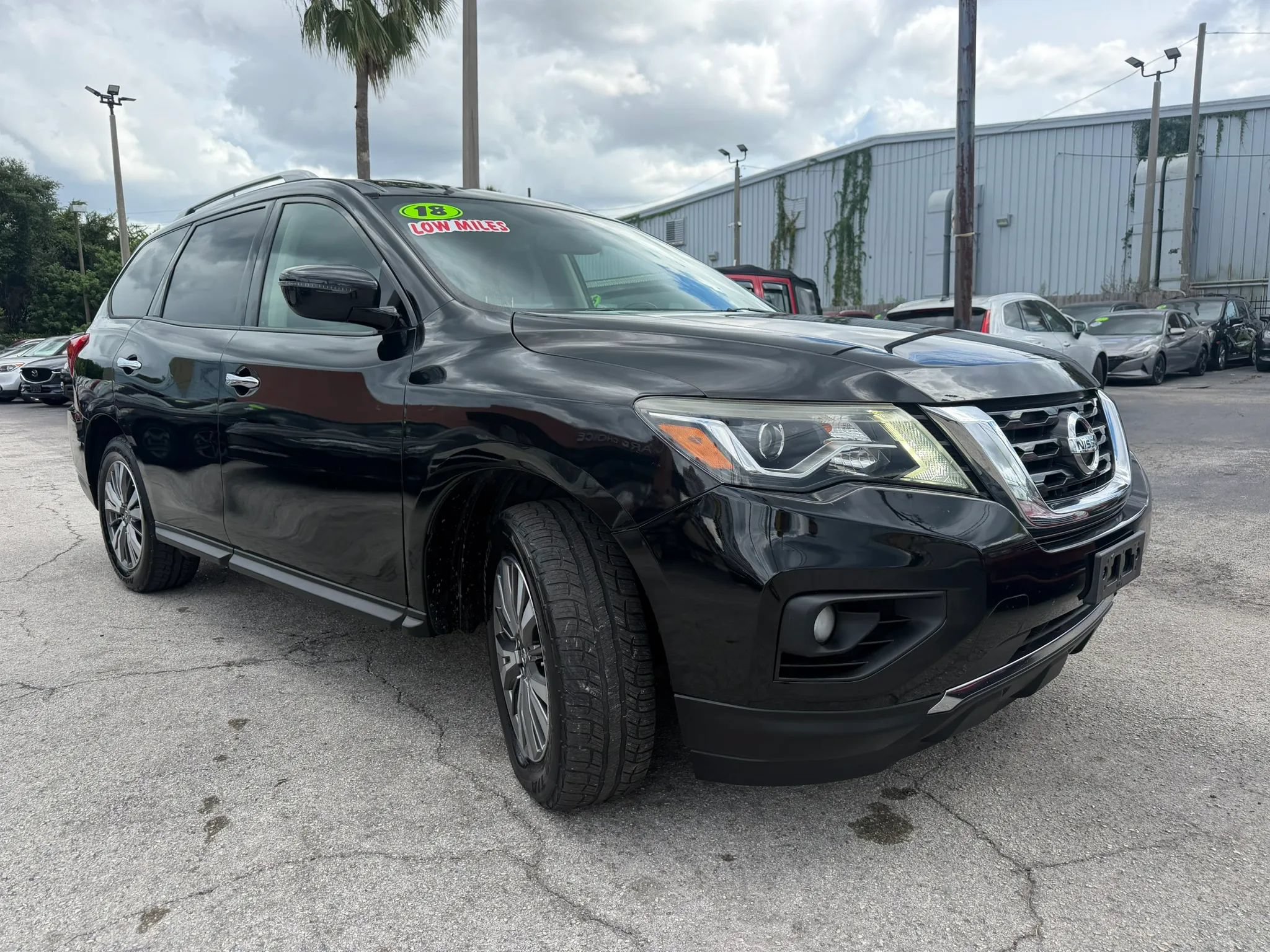 Used 2018 Nissan Pathfinder SV AWD/4WD image 3