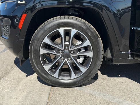 Used 2023 Jeep Grand Cherokee Overland w/ Luxury Tech Group IV AWD/4WD image 35