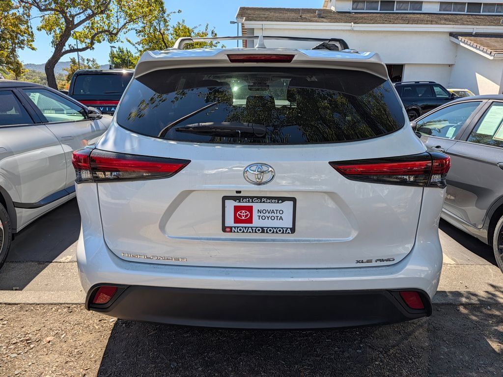 Used 2023 Toyota Highlander XLE AWD/4WD image 3