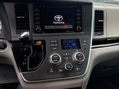 Used 2020 Toyota Sienna XLE FWD image 11