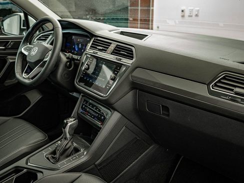 Used 2023 Volkswagen Tiguan SE w/ Panoramic Sunroof Package image 23