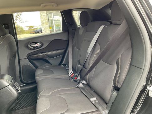 Used 2017 Jeep Cherokee Latitude w/ Cold Weather Group AWD/4WD image 30