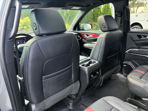 Used 2024 Chevrolet Traverse RS FWD image 16