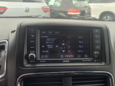 Used 2019 Dodge Grand Caravan SE w/ UConnect Hands-Free Group image 16