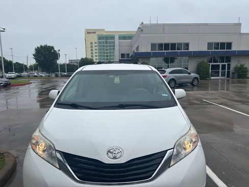 Used 2014 Toyota Sienna LE FWD image 2