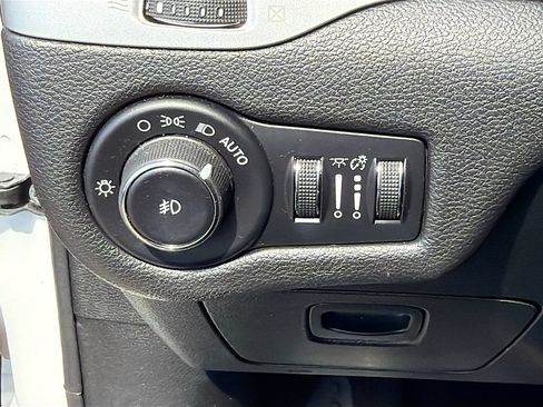 Used 2018 Jeep Cherokee Latitude Plus w/ Cold Weather Group FWD image 10