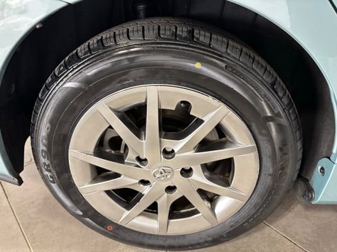 Used 2016 Toyota Prius V image 10