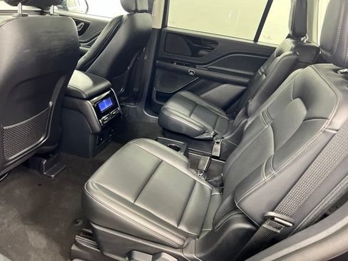 Used 2025 Lincoln Aviator AWD image 11