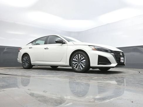 Used 2025 Nissan Altima 2.5 SV FWD image 42