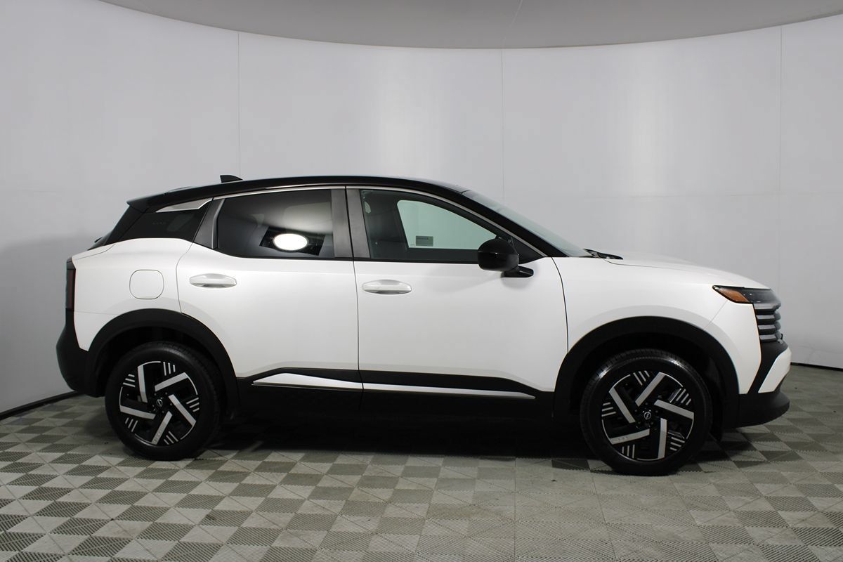 Used 2025 Nissan Kicks SV FWD image 13