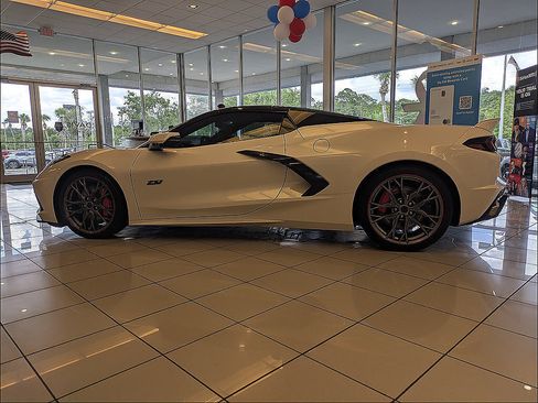 Used 2023 Chevrolet Corvette Stingray Premium Conv w/ Z51 Performance Package RWD image 5