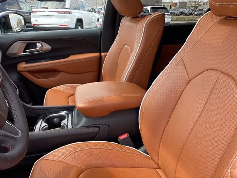 Used 2025 Chrysler Pacifica Pinnacle w/ Trailer Tow Group FWD image 12