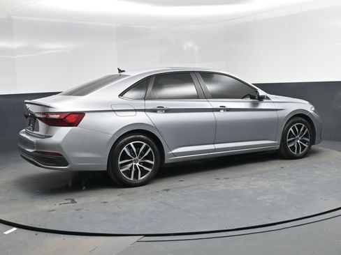 Used 2025 Volkswagen Jetta SE image 4