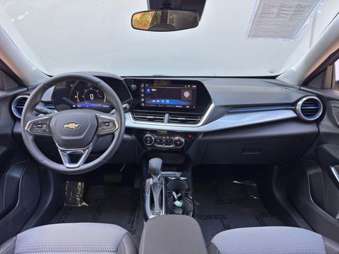 Used 2025 Chevrolet Trax LT w/ LT Convenience Package FWD image 11