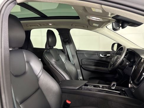 Used 2025 Volvo XC60 B5 Core image 17