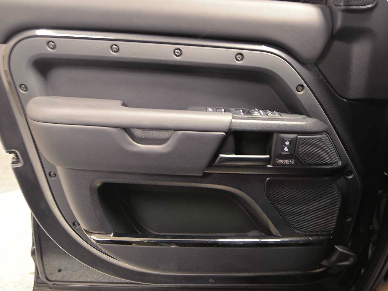 Used 2025 Land Rover Defender 110 AWD/4WD image 6