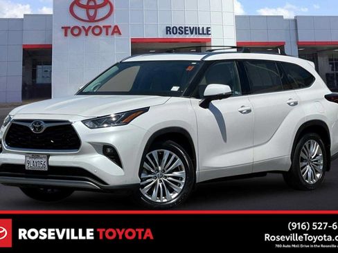 Certified 2024 Toyota Highlander Platinum AWD/4WD image 1