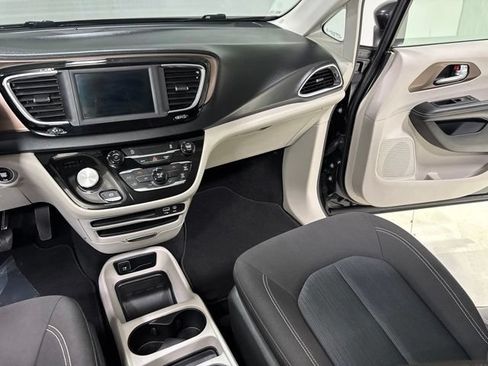 Used 2020 Chrysler Voyager LX FWD image 24