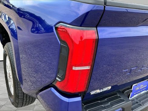 Used 2025 Toyota Tacoma SR5 AWD/4WD image 31