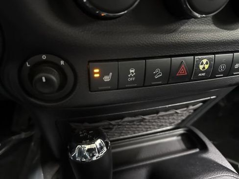 Used 2016 Jeep Wrangler Unlimited Rubicon AWD/4WD image 2