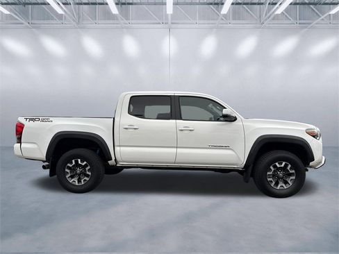 Used 2017 Toyota Tacoma TRD Off-Road image 3