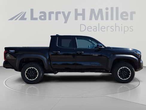 Certified 2025 Toyota Tacoma TRD Off-Road AWD/4WD image 6
