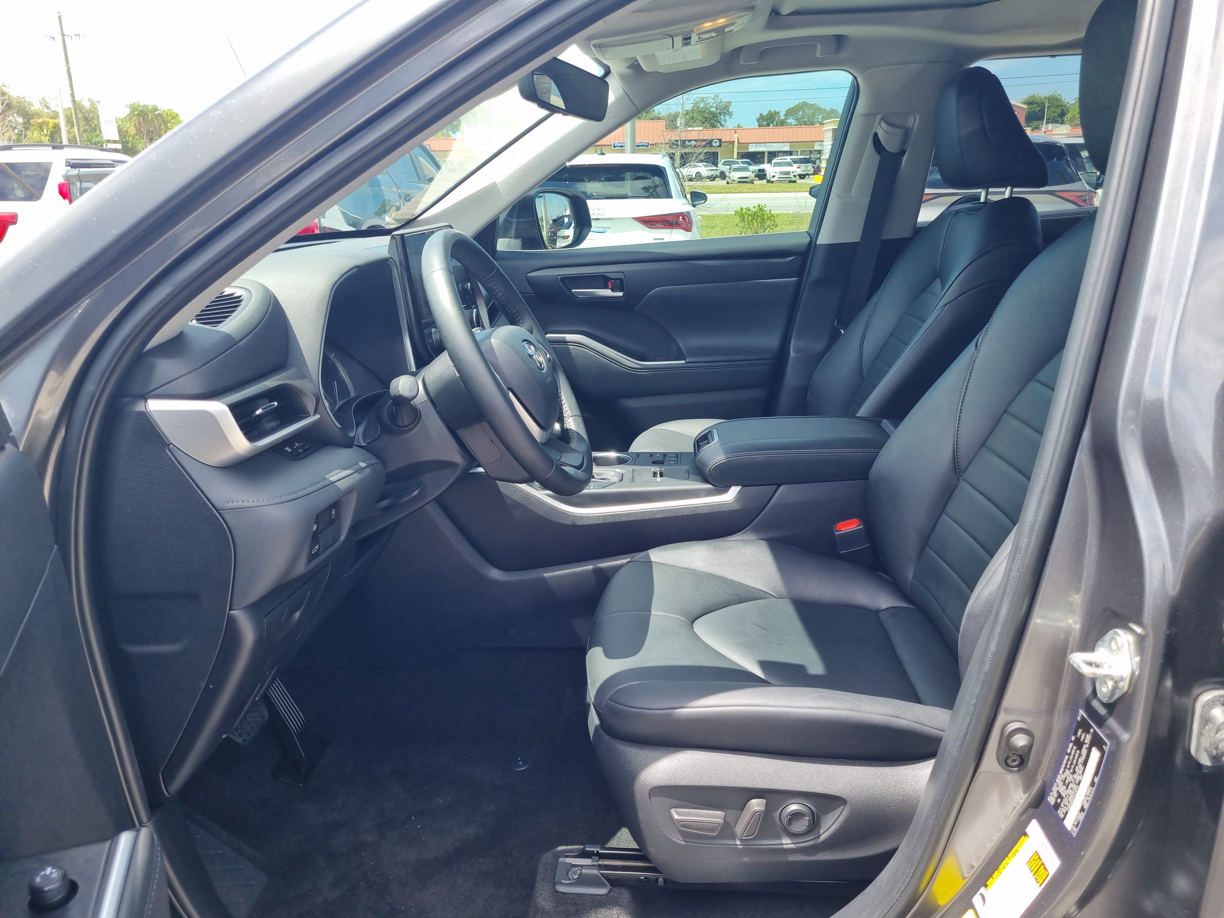 Used 2023 Toyota Highlander XLE FWD image 24