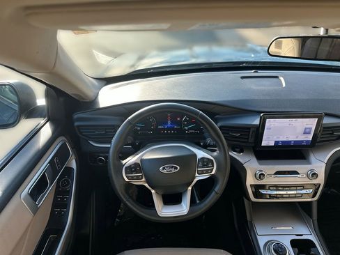 Used 2023 Ford Explorer XLT image 11