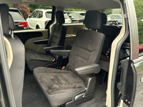 Used 2019 Dodge Grand Caravan SE FWD image 17