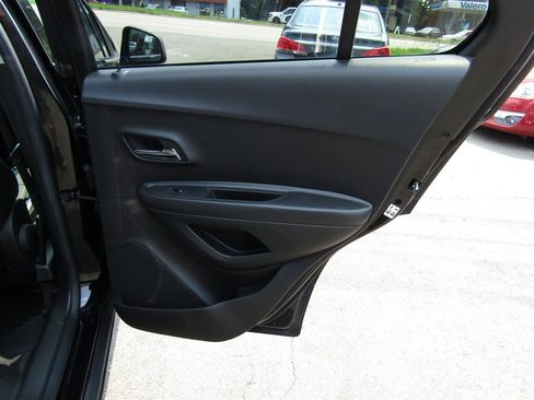 Used 2019 Chevrolet Trax LT w/ LT Convenience Package FWD image 17