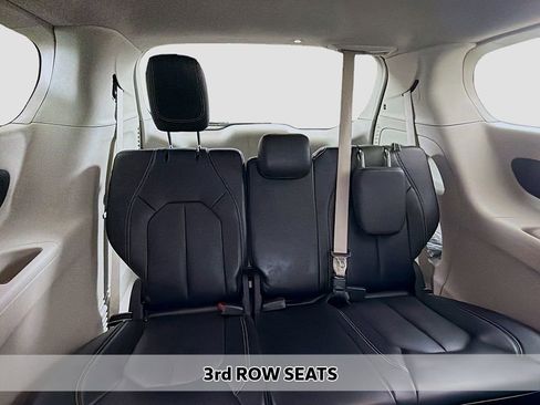 Used 2024 Chrysler Pacifica Touring-L image 6