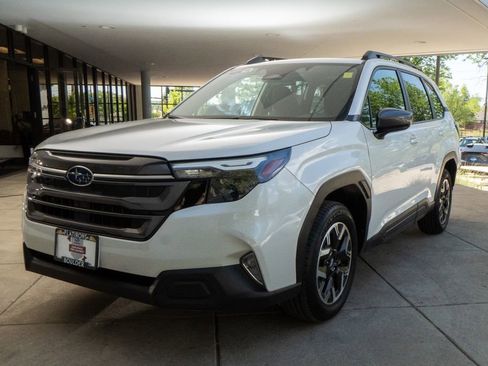 Certified 2025 Subaru Forester Premium AWD/4WD image 3